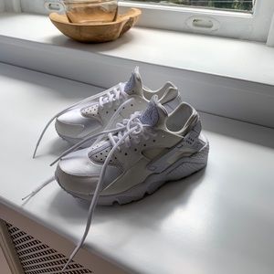 White Nike Huaraches